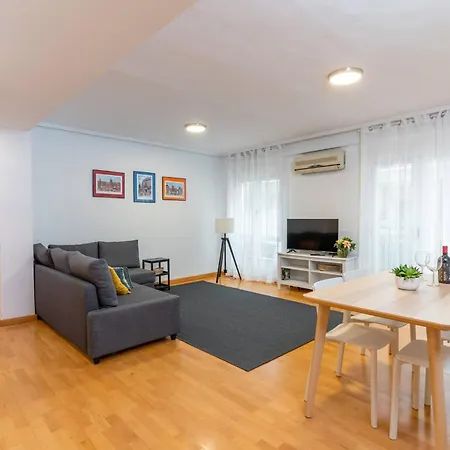 Invalencia Negrito Flat 3 Bdrm & 2 Wc Center *